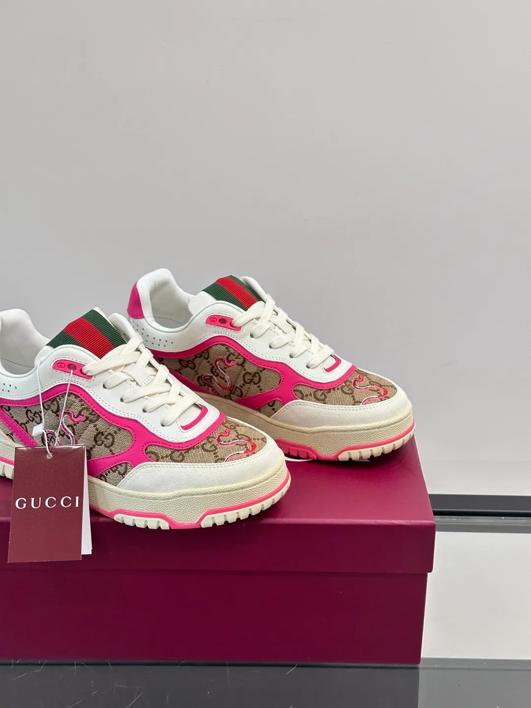 Men's Shoes 💰500 [New Style] 🦨🦨Gucci 𝐆𝐮𝐜𝐜𝐢 𝐑𝐞-𝐖𝐞𝐛 As a sneaker created by Sabato De Sarno for Gucci, the Re-Web series reinterprets the brand's classic stripes, with bold and unique details to set off a modern silhouette design. These shoes are crafted from white leather. This new sneaker is ingeniously decorated with many of the brand's classic details, and is equipped with a bright red and green webbing tongue, which will make people fall in love at first sight. White leather has been specially treated to be soft and shiny, with an embossed grained texture. Script Gucci logo and Interlocking G web label with Interlocking G and script Gucci logo. Rubber outsole with Interlocking G detail eyelets. Web tongue. Size: Female 35-40 (Female 41, 42 customized). Male 38-44 (45, 46 customized)